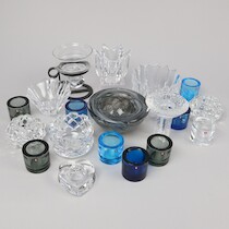 Ljushållare, skålar, glas. Orrefors, Iittala mm. Delvis signerat. H=16 cm och mindre. på auktion i Skåne hos Sikö Auktioner