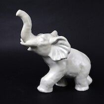 Vicke Lindstrand. Figurin, elefant. Glaserat lergods. Uppsala Ekeby. H=30 cm. på auktion i Skåne hos Sikö Auktioner