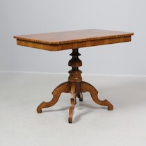 Pelarbord med intarsia 1800-tal, 90x60 H=68 på auktion i Skåne hos Sikö Auktioner