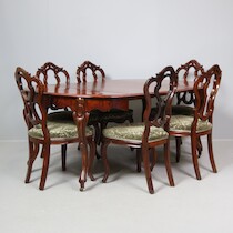 Salongsgrupp, rokokostil/biedermeier, bord, 120 x 86 + 2 ilägg á 44,5, H = 76, 6 stolar på auktion i Skåne hos Sikö Auktioner