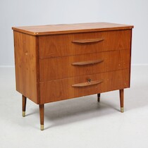 Byrå, teak, 3 lådor, 82 x 41, H = 70 på auktion i Skåne hos Sikö Auktioner