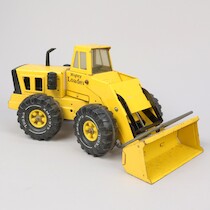 Leksaksbil, plåt. "Mighty Loader" Tonka Toys, USA. 1970-tal. L=50 cm på auktion i Skåne hos Sikö Auktioner