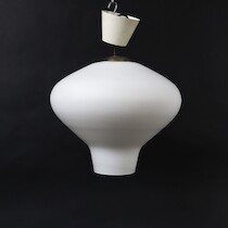 Taklampa, frostat opalinglas. 1900-talets mitt. H/D=42/36 cm ca. på auktion i Skåne hos Sikö Auktioner