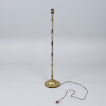 Golvlampa, 1960-tal, mässing och glas, höjd 121 cm på auktion i Skåne hos Sikö Auktioner