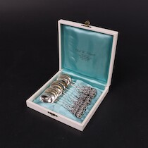 Kaffeskedar 12 st, silver. V=137,4 G. på auktion i Skåne hos Sikö Auktioner