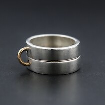 Efva Attling, ring, dubbel, silver och guld 18K, "Divorced with children", strl. = 18 mm, tot V = 12,0 g på auktion i Skåne hos Sikö Auktioner