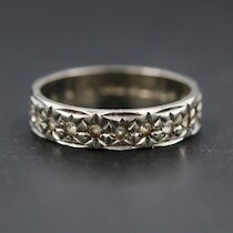 Ring, vitguld 9 K, m. stenar, strl. = 16 mm, tot V = 2,4 g på auktion i Skåne hos Sikö Auktioner