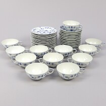 Tekoppar med fat och assietter "Musselmalet" Royal Copenhagen, Danmark, porslin, första och andrasortering på auktion i Skåne hos Sikö Auktioner