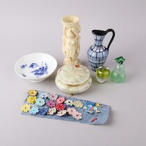 Skål Royal Copenhagen + äpple Studio Åhus majblommor mm på auktion i Skåne hos Sikö Auktioner