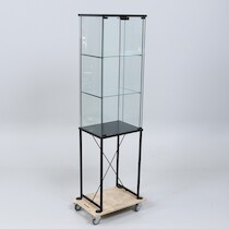 Vitrinskåp, 1980/90-tal, höjd 171 cm, bredd 47 cm, djup 36 cm på auktion i Skåne hos Sikö Auktioner