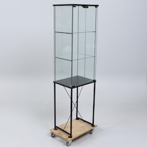 Vitrinskåp, 1980/90-tal, höjd 171 cm, bredd 47 cm, djup 36 cm på auktion i Skåne hos Sikö Auktioner