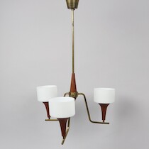 Taklampa, 1950-tal, teak, mässing och glas, diameter 50 cm på auktion i Skåne hos Sikö Auktioner