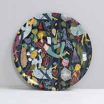 Bricka, med motiv efter Stig Lindberg, 2000-tal, diameter 65 cm på auktion i Skåne hos Sikö Auktioner