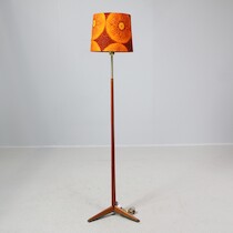 Golvlampa, teak och mässing, H = 148 på auktion i Skåne hos Sikö Auktioner