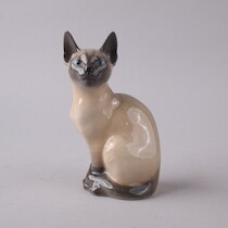 Kattfigurin, Royal Copenhagen, H = 20 på auktion i Skåne hos Sikö Auktioner