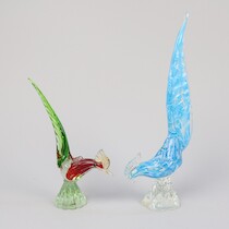 Figuriner 2 st, Murano, Italien, 1900-talets andra hälft, höjd45 cm och lägre, en märkt med etikett, på auktion i Skåne hos Sikö Auktioner