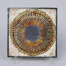 Relief, Lisa Larson, Gustavsberg, glaserat stengods, 23 X 23 cm på auktion i Skåne hos Sikö Auktioner