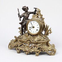 Bordspendyl, Regnault, bronserad vitmetall, 1900-tal, höjd 34 cm på auktion i Skåne hos Sikö Auktioner