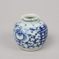 Krus, Kina, 1700-tal, porslin, underglasyrblått, höjd 9 cm på auktion i Skåne hos Sikö Auktioner