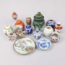 Rökelsekar, krus mm, Japan och Kina, höjd 27 cm och lägre på auktion i Skåne hos Sikö Auktioner