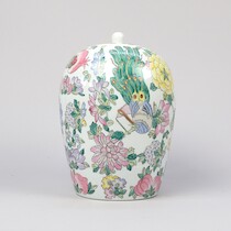 Urna med lock, Kina, 1900-talets slut, porslin, höjd 34 cm på auktion i Skåne hos Sikö Auktioner