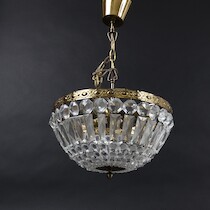 Taklampa, behängd med prismor, 1900-talets andra hälft, diameter 30 cm på auktion i Skåne hos Sikö Auktioner
