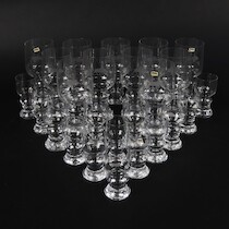 Glasservis, Boda, etsad dekor, höjd 17 cm och lägre på auktion i Skåne hos Sikö Auktioner