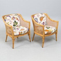Karmstolar ett par, skuret trä, rotting. Egensydda kuddar klädda i "Vegetable tree" av Josef Frank, Firma sven på auktion i Skåne hos Sikö Auktioner