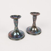 Ljusstakar ett par, silver, TESI Göteborg, 1974, höjd 11,5 cm, fyllda, vikt 396 på auktion i Skåne hos Sikö Auktioner