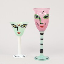 Glas 2 st, Ulrica Hydman Vallien, Kosta Boda, höjd 18-24,5 cm på auktion i Skåne hos Sikö Auktioner