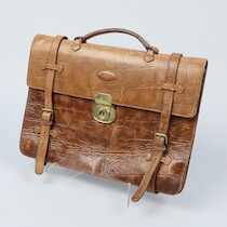 Portfölj. Mulberry, präglat skinn, beslag i gulmetall. Seriemärkt. B=40 cm. på auktion i Skåne hos Sikö Auktioner