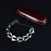 Armband, silver. Guldvaruaktiebolaget G. Dahlgren & Co. Malmö, 1962. V/L=19 g/18 cm. Etui i skinn medföljer. på auktion i Skåne hos Sikö Auktioner
