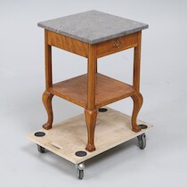 Sängbord med stenskiva, 1900-talets mitt, 40x40x60 cm (BxDxH) på auktion i Skåne hos Sikö Auktioner