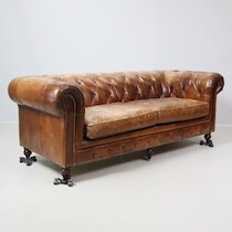 Soffa, chesterfieldtyp, skinn, L = 220 på auktion i Skåne hos Sikö Auktioner