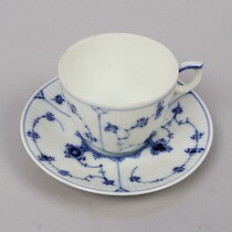 Kaffekopp med fat, "Musselmalet" Royal Copenhagen, förstasortering på auktion i Skåne hos Sikö Auktioner