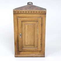 Väggskåp, hörnmodell, 1800-tal, 45x27x74 cm (BxDxH) på auktion i Skåne hos Sikö Auktioner