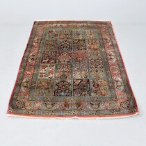 Matta, handknuten, silke, Iran, 156 X 107 cm på auktion i Skåne hos Sikö Auktioner