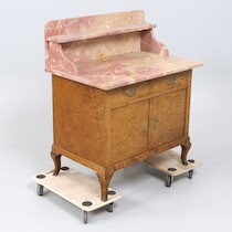 Kommod med marmoröverdel, 1900-talets tidigare hälft, 86x54x72 cm (BxDxH) på auktion i Skåne hos Sikö Auktioner