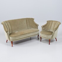 Soffa + fåtölj, 1900-talets mitt, plyschklädsel, L=152 på auktion i Skåne hos Sikö Auktioner