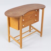 Sminkbord, 1950/60-tal, bredd 101 cm, höjd 69 cm på auktion i Skåne hos Sikö Auktioner