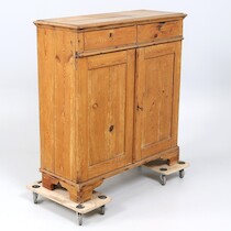 Skänk, furu, 1800-tal, 107x42x115 cm (BxDxH) på auktion i Skåne hos Sikö Auktioner