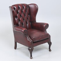 Öronlappsfåtölj, skinn, 1900-talets andra hälft, bredd 73 cm på auktion i Skåne hos Sikö Auktioner