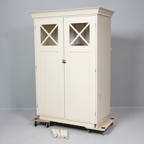 Vitrinskåp med belysning 113 X 45 H=177 på auktion i Skåne hos Sikö Auktioner