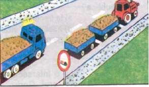 Care dintre cei doi conducatori procedeaza neregulamentar, soferul autocamionului, care depaseste, sau tractoristul, care stationeaza?