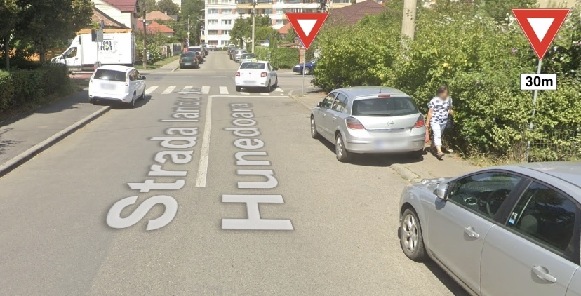 La care dintre cele două indicatoare sunteți obligat să acordați prioritate de trecere?