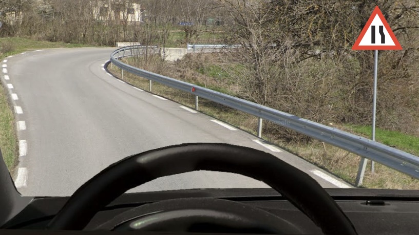 Pe porțiunea de drum din imagine, ce manevră este interzisă?