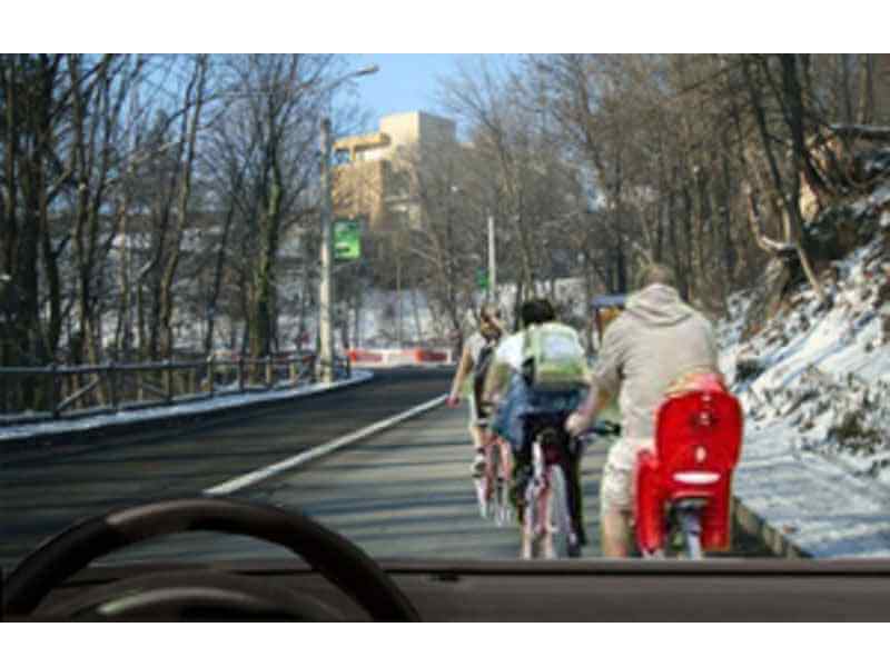 Pentru a depăşi aceşti biciclişti poţi trece peste linia continuă?