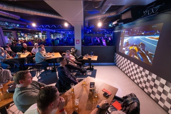 Samen naar de formule 1 kijken bij racesquare in zwolle