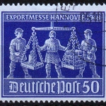 Gemeinschaftsausgaben MiNr. 970 II O Farbfl. re. Stiefelschaft d. mittl. Mannes