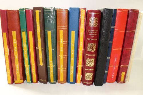 Briefmarken Posten, 14 Alben mit Marken aus vielen Ländern